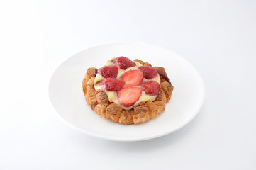 お皿にのせた ストロベリータルト 苺ケーキ お菓子 白背景