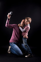 Vater und Sohn machen ein Selfie