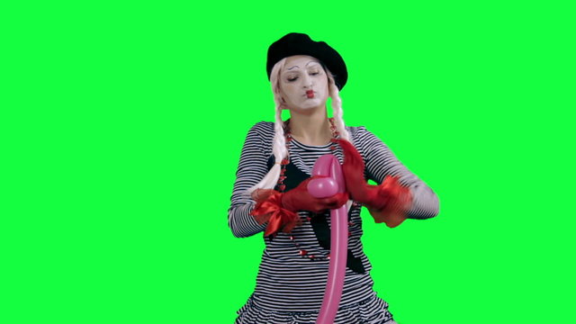 Mime makes figure of the balloon