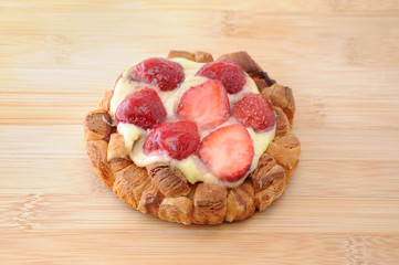 まな板にのせた ストロベリータルト 苺ケーキ お菓子 テーブル