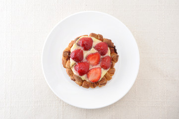 お皿にのせた ストロベリータルト 苺ケーキ お菓子 テーブルクロス