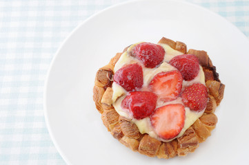 お皿にのせた ストロベリータルト 苺ケーキ お菓子 テーブルクロス