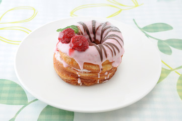 お皿にのせた 苺のドーナッツ ケーキ テーブルクロス