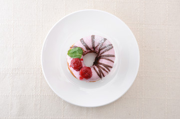 お皿にのせた 苺のドーナッツ ケーキ テーブルクロス