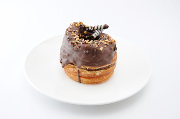 お皿にのせた チョコレート ドーナッツ ケーキ 白背景