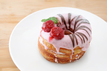 お皿にのせた 苺のドーナッツ ケーキ テーブル