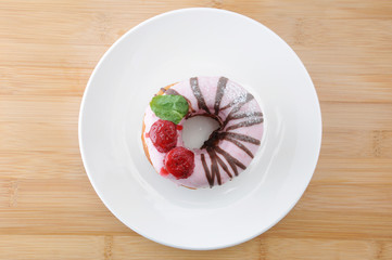 お皿にのせた 苺のドーナッツ ケーキ テーブル