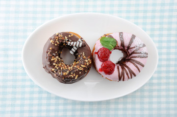 お皿にのせた チョコレート 苺 ドーナッツ ケーキ テーブルクロス