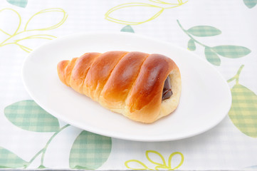 お皿にのせた チョココルネ 菓子パン テーブルクロス