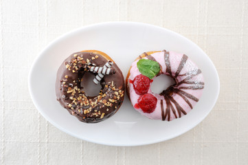 お皿にのせた チョコレート 苺 ドーナッツ ケーキ テーブルクロス