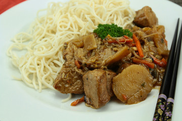 sauté de porc et nouilles chinoises
