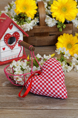 Dekoration mit Stoffherz und Blumen