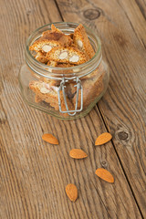 Vaso di cantucci con mandorle