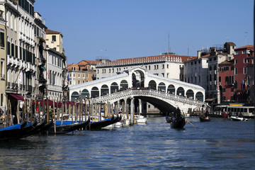 Fototapeta na wymiar Rialto bridge in Venice, Italy