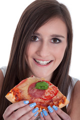 Frau isst ein Stück Pizza Nahaufnahme