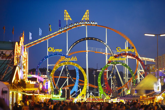Achterbahn auf dem Oktoberfest in M&uuml;nchen