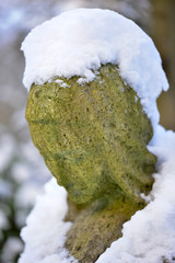 Steinfigur im Schnee