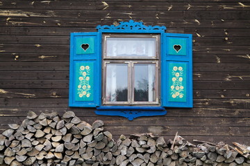 niebieskie rzeźbione okiennice