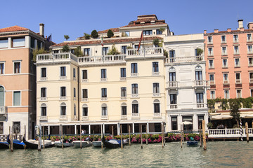 Fototapeta na wymiar Blick auf Häuserfassaden in Venedig