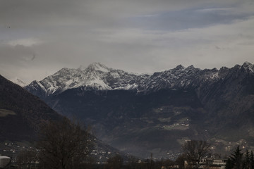 Fototapeta premium montagne con strada del brennero tirolo trento