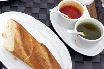 Mojo rocha und Mocho verde mit Stangenbrot