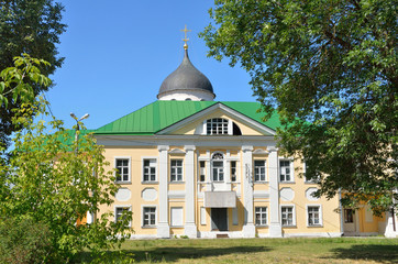 Fototapeta na wymiar Корпус Христорождественского монастыря в Твери