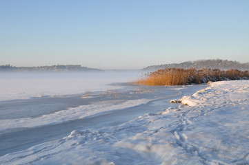 Zimowe mgły nad jeziorem