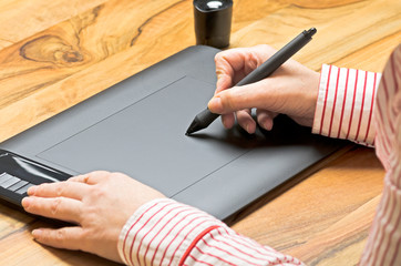 Hand mit Grafiktablet
