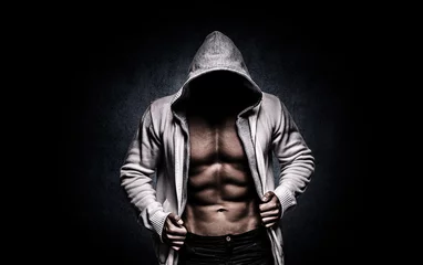 Gordijnen sterke atletische man op zwarte achtergrond © romanolebedev