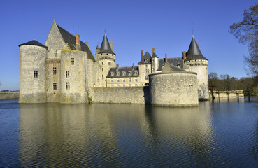 Fototapeta na wymiar Château de Sully-sur-Loire (45600) sur l'eau, département du Loiret, en région Centre-Val de Loire, France