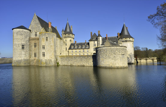 Château de Sully-sur-Loire (45600) sur l'eau, département du Loiret, en région Centre-Val de Loire, France