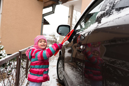 enfant et voiture en hiver