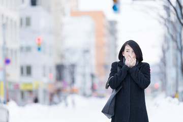 手を温める女性