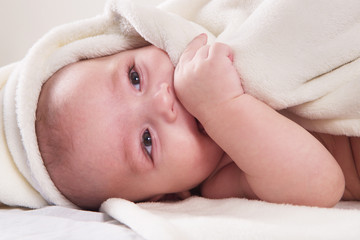 the infant lying on white towel - 75323011