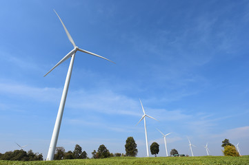 Fototapeta premium turbina wiatrowa na tle pochmurnego nieba