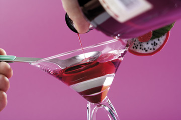Vorbereitung Campari-Cocktail, close-up