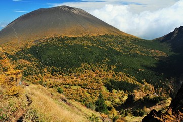 Obraz premium 浅間山と秋の黄葉
