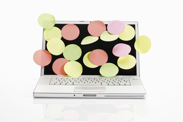 Etiketten auf Notebook-Bildschirm