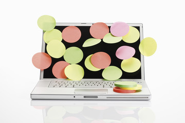 Etiketten auf Notebook-Bildschirm