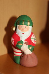 Figur eines Weihnachtsmannes mit Sack voller Geschenken