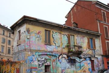 Haus mit Graffiti im Stadtviertel Navigli in Mailand (Italien)