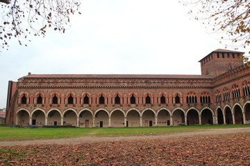 Obraz premium Der Innenhof des berühmten Schloss Visconteo in Pavia