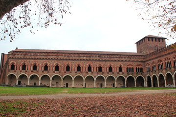 Obraz premium Innenhof und Arkaden des Castello Visconteo in Pavia