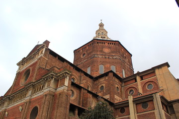 Fototapeta na wymiar Blick auf die imposante Kuppel des berühmten Doms von Pavia