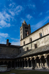 Fototapeta premium chiostro e la torre campanaria