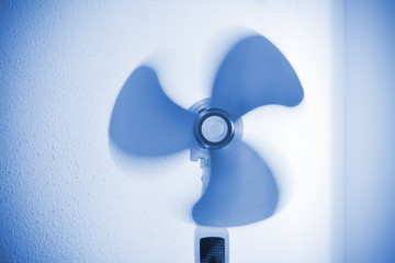 Clean fan in motion, no cover