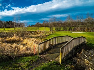 Golfplatz mit Holzbrücke