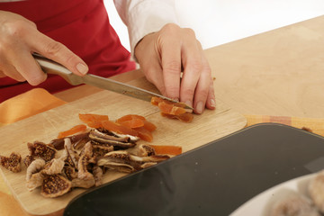 Backzutaten in Scheiben schneiden