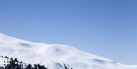 Schneelandschaft vor blauem Himmel