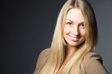 Naklejka premium Portrait einer jungen Frau als Freisteller